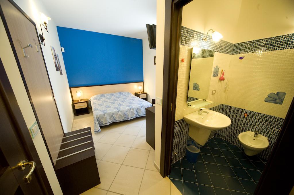 Quattro Ducati Hotel Trani Szoba fotó